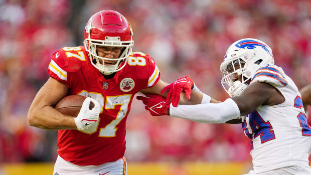 Travis Kelce stiff-arms a Bills defender.